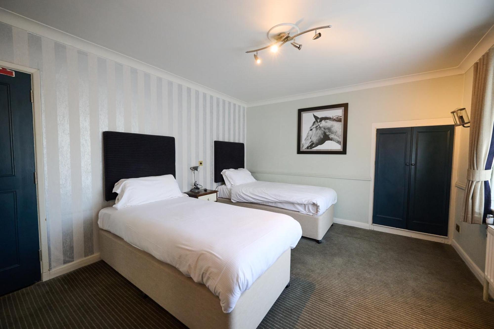 White Hart, Newmarket By Marston'S Inns Esterno foto